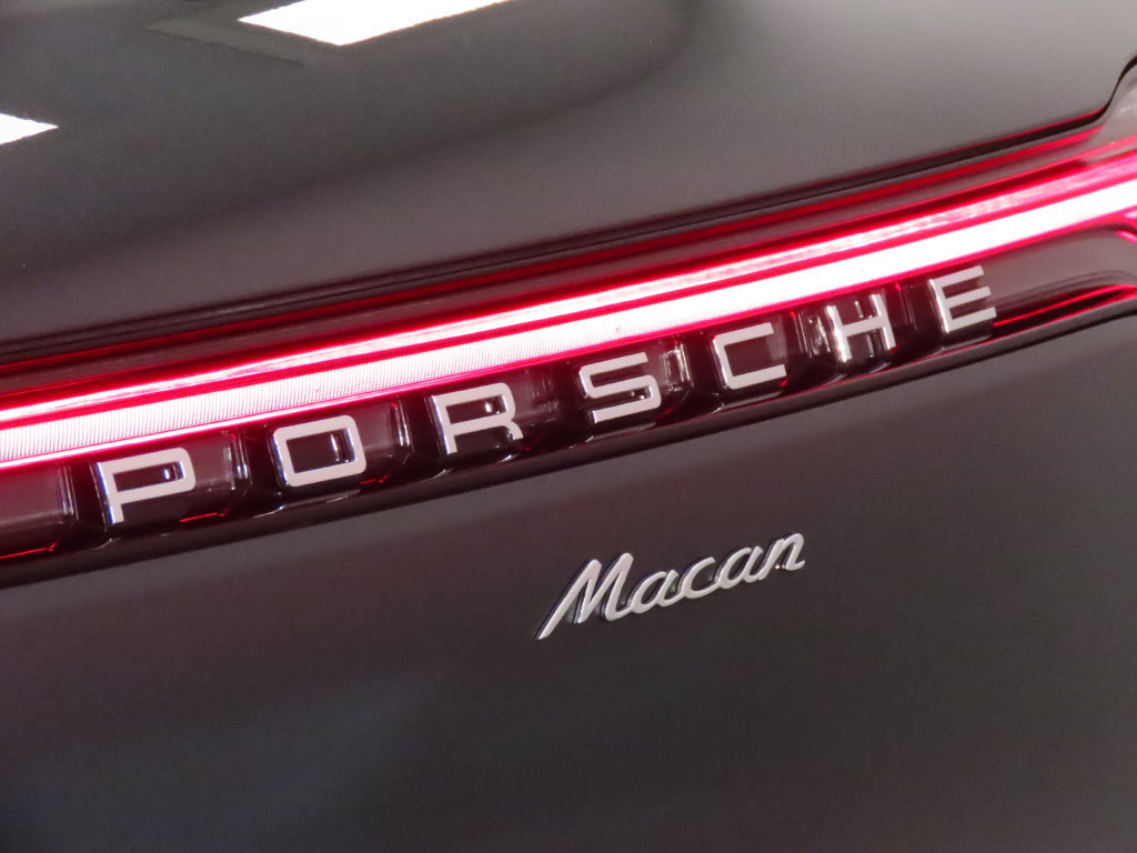 Certified 2025 Porsche Macan AWD/4WD image 12