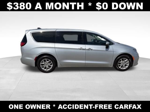 Used 2023 Chrysler Pacifica Touring-L image 6