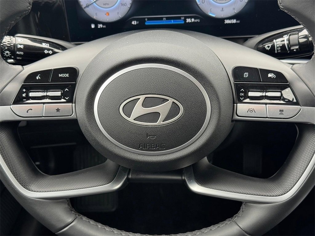 Used 2025 Hyundai Elantra Limited image 13