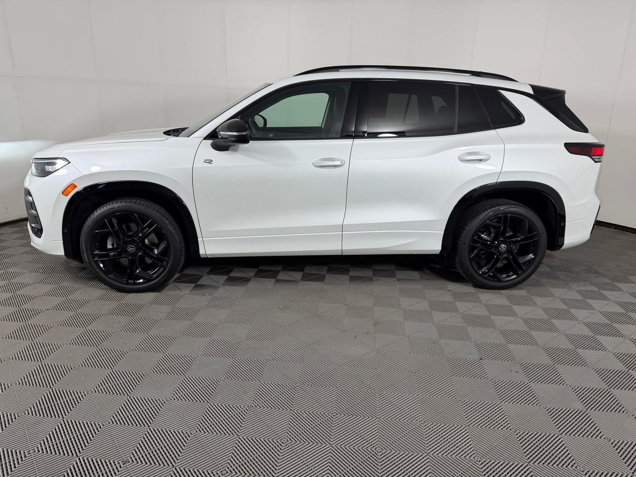 Used 2025 Volkswagen Tiguan SE R-Line AWD/4WD image 2
