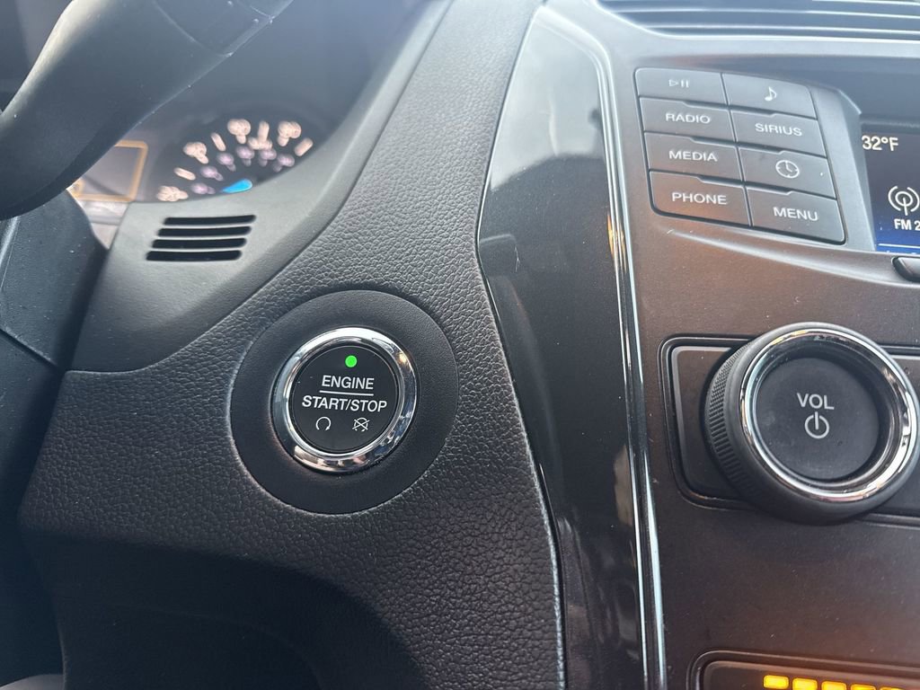 Used 2019 Ford Explorer XLT image 29