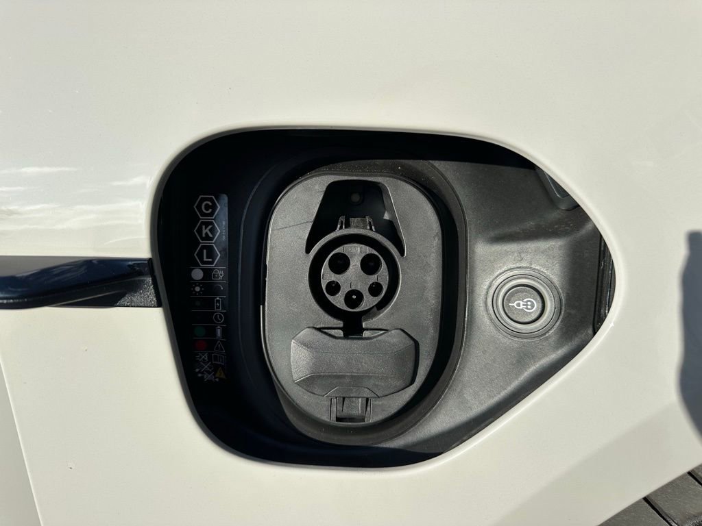 Used 2025 Porsche Taycan 4S image 41