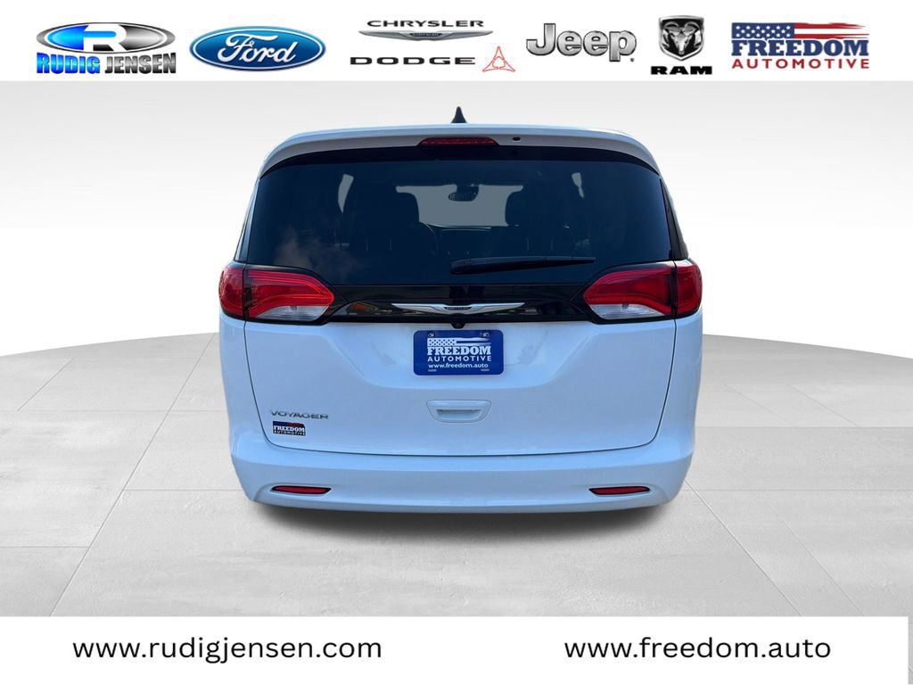 Used 2023 Chrysler Voyager LX image 4