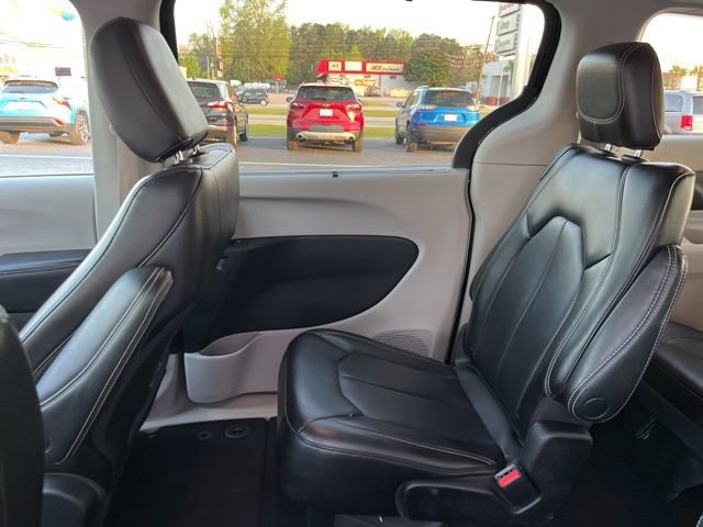 Used 2023 Chrysler Pacifica Touring-L image 13