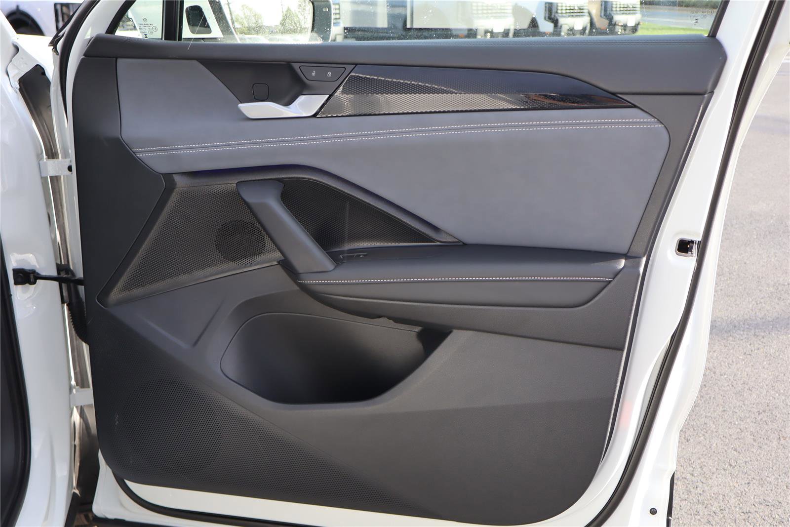 Certified 2025 Volkswagen Tiguan SE w/ Panoramic Sunroof Package image 27