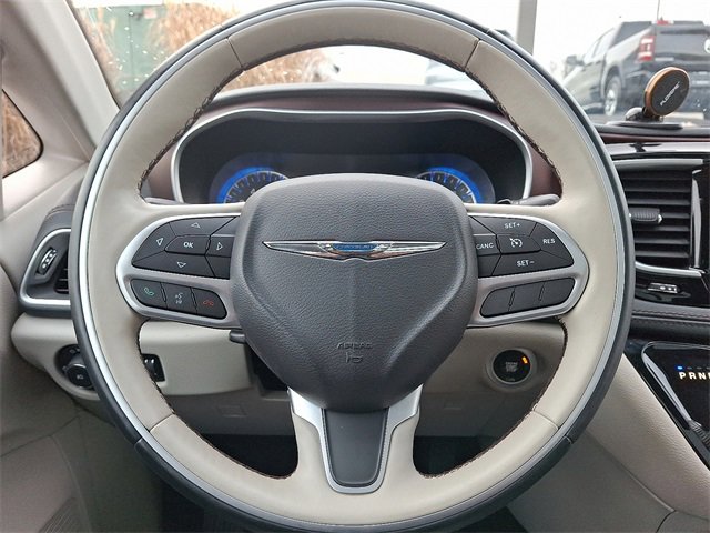 Used 2017 Chrysler Pacifica Limited image 21