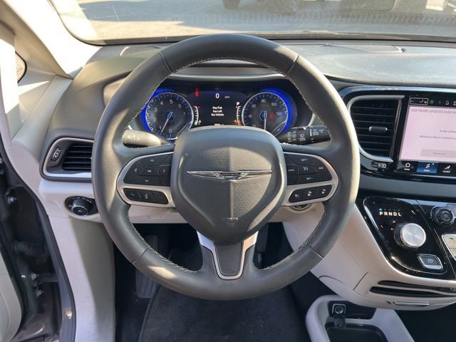 Used 2023 Chrysler Pacifica Touring-L FWD image 16