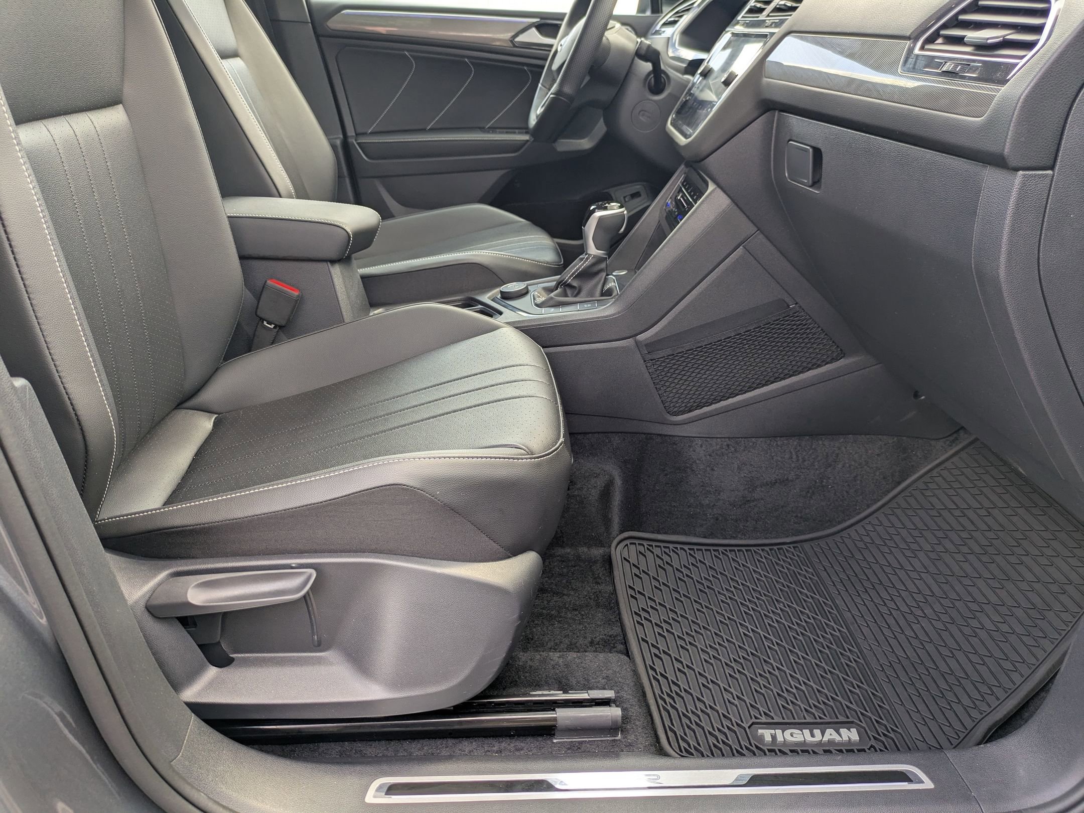 Used 2024 Volkswagen Tiguan SE R-Line image 38