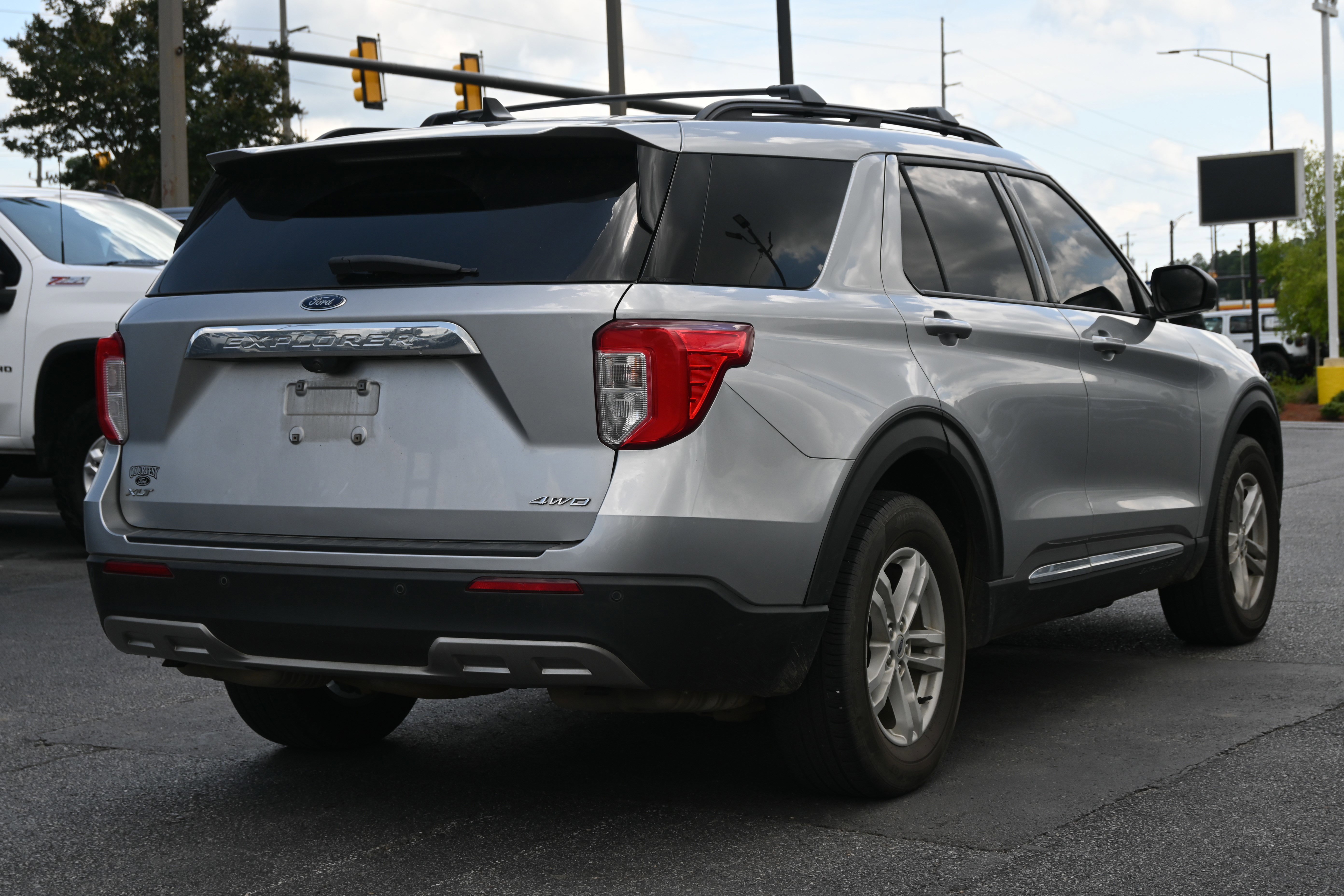 Used 2021 Ford Explorer XLT w/ Equipment Group 202A AWD/4WD image 11