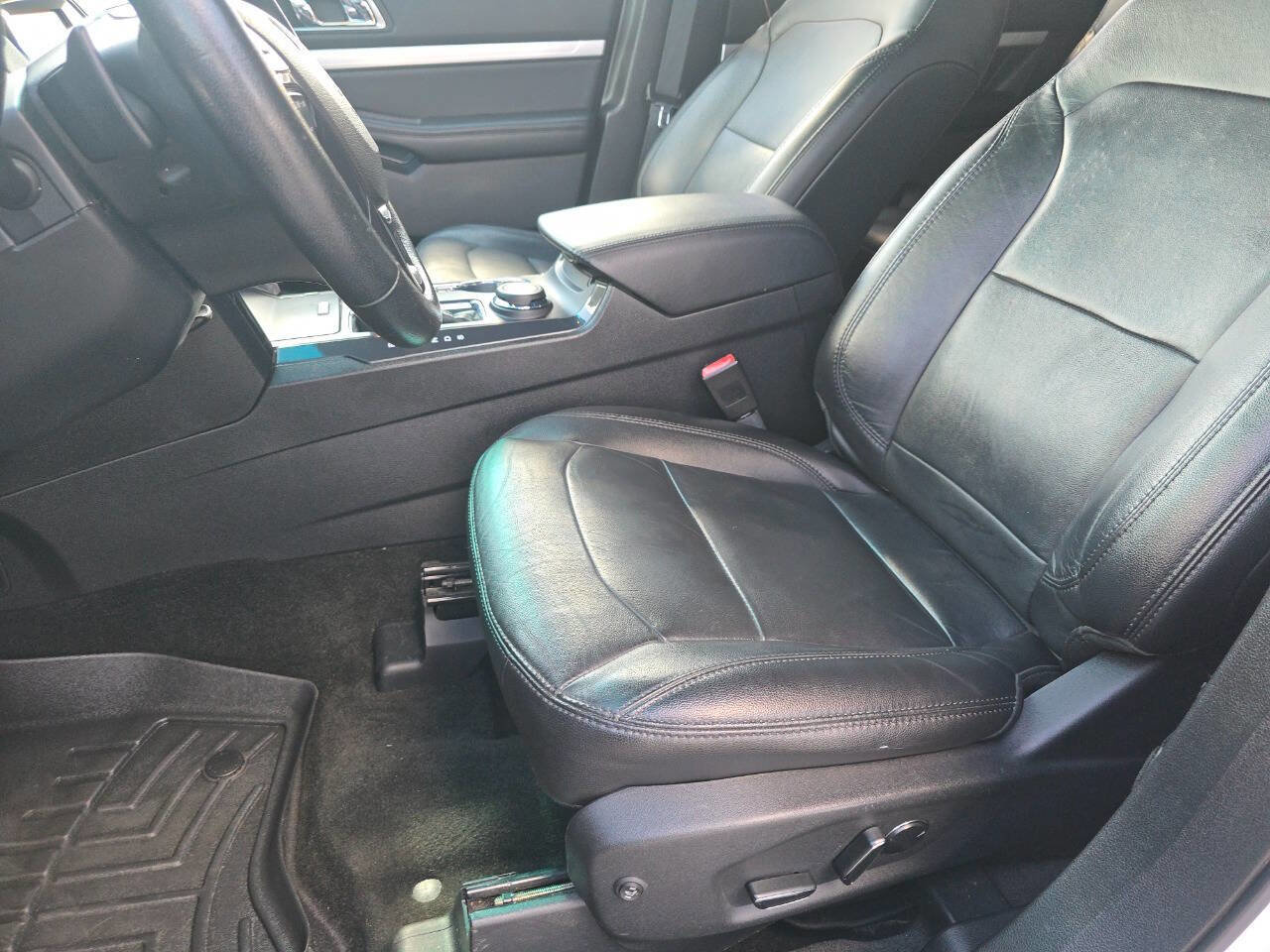 Used 2016 Ford Explorer XLT w/ Equipment Group 202A image 25