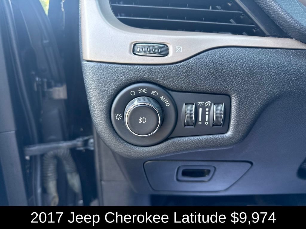 Used 2017 Jeep Cherokee Latitude FWD image 23