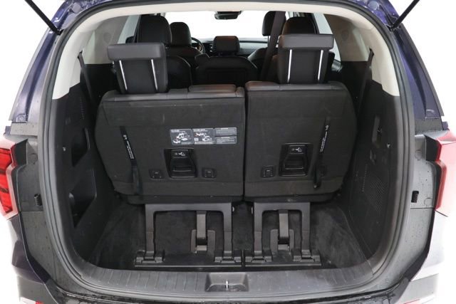 Used 2025 Kia Carnival FWD image 33