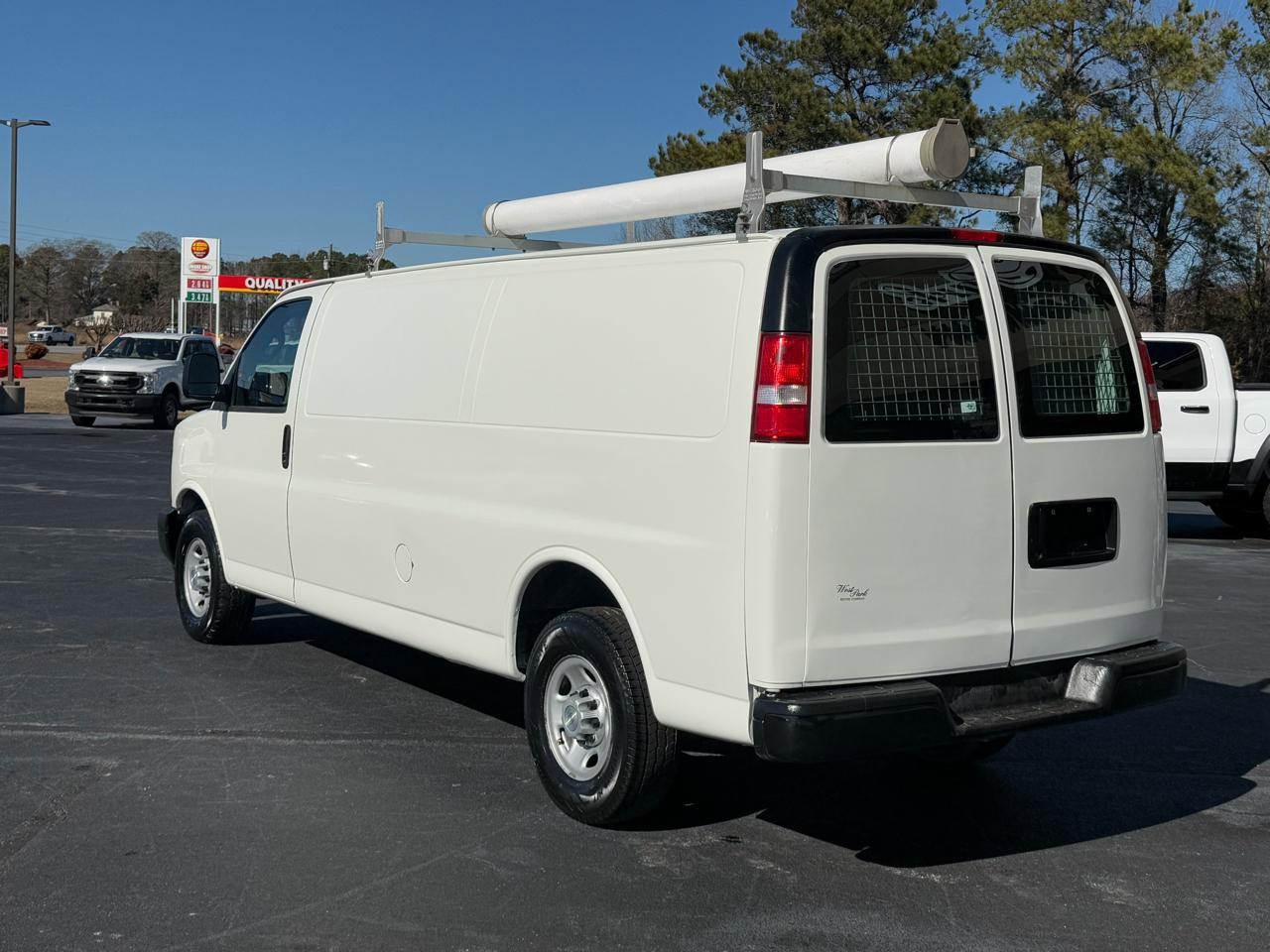 Used 2017 Chevrolet Express 2500 Extended RWD image 3