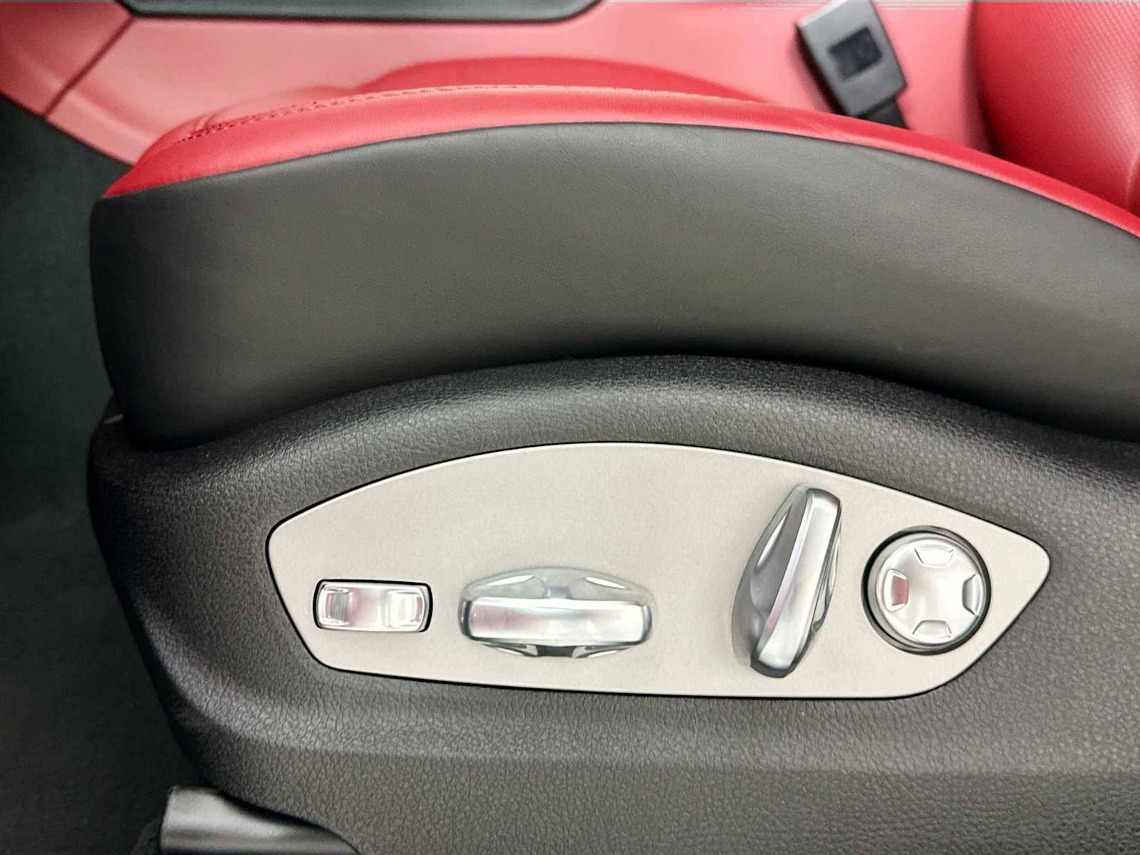 New 2025 Porsche Macan S image 12