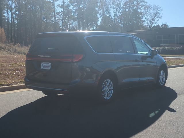 Used 2023 Chrysler Pacifica Touring-L image 16