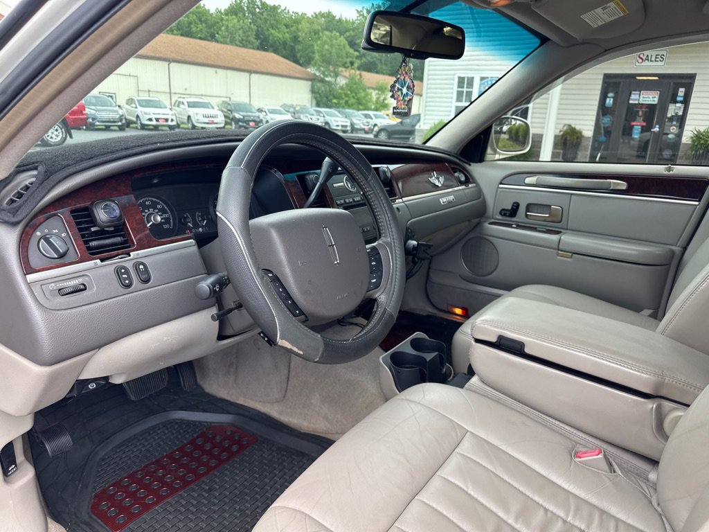 Used 2006 Lincoln Town Car Signature RWD image 14
