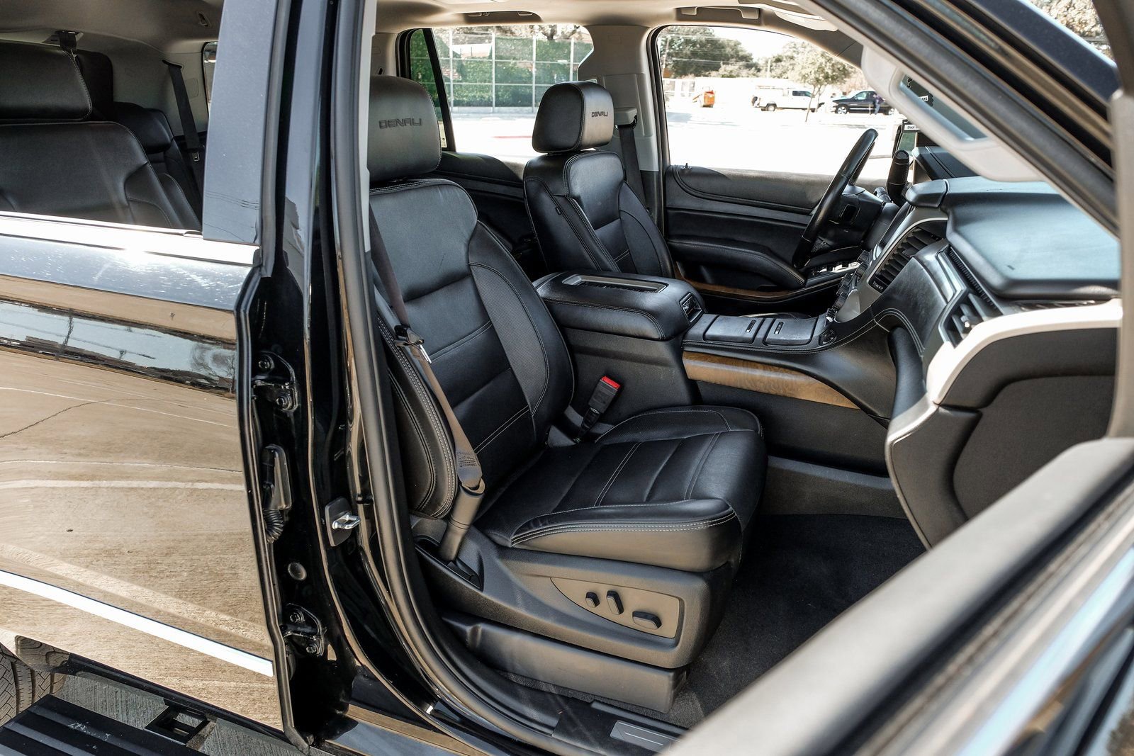 Used 2020 GMC Yukon Denali w/ Denali Ultimate Package image 37