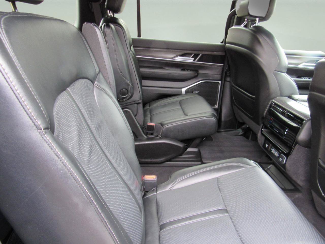 Used 2024 Jeep Wagoneer Series III AWD/4WD image 37