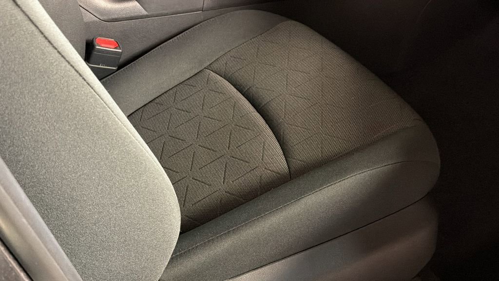 Used 2021 Toyota RAV4 XLE w/ Convenience Package image 12