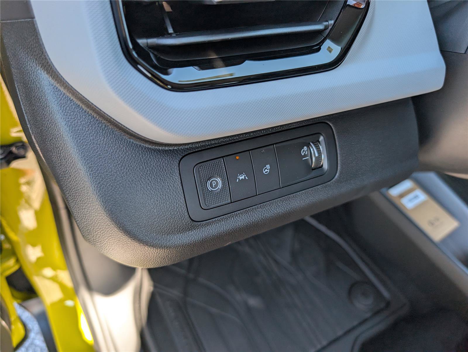 New 2027 Chevrolet Bolt RS w/ Technology Package FWD image 18