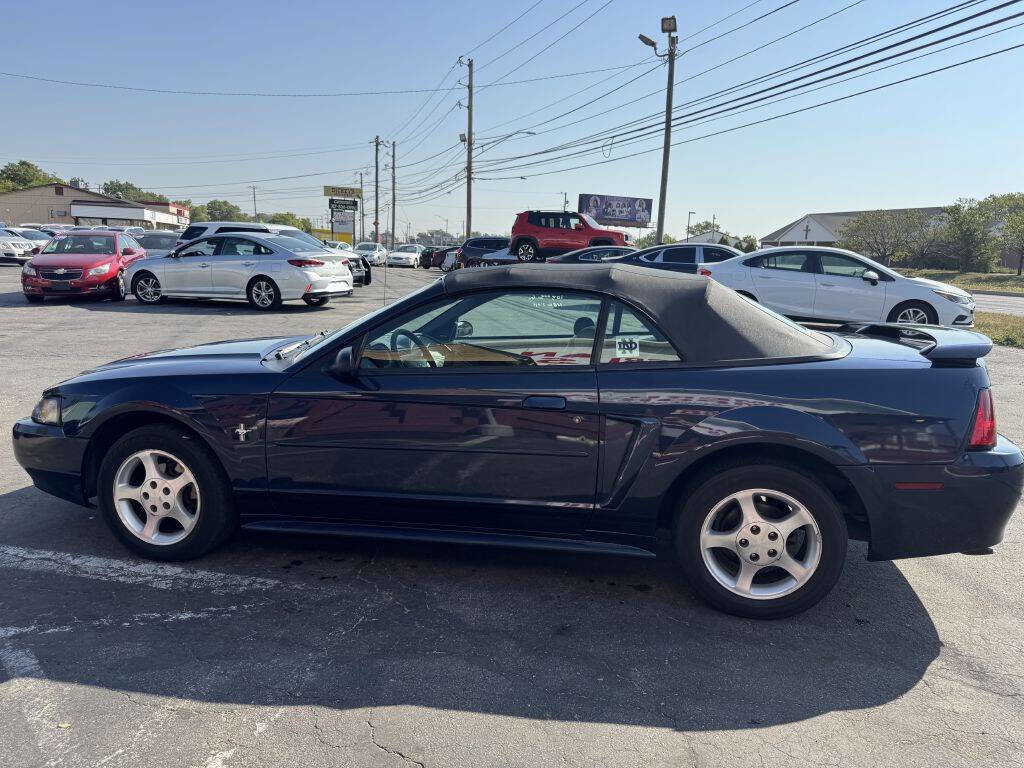 Used 2001 Ford Mustang Convertible image 3
