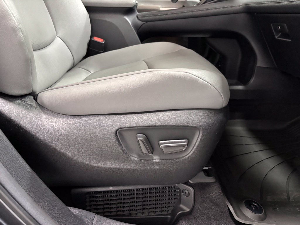 Used 2025 Toyota Sienna XLE AWD/4WD image 63