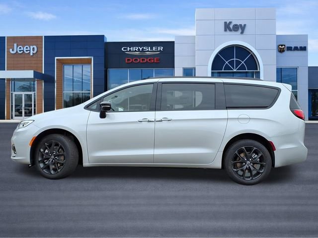 New 2026 Chrysler Pacifica Limited w/ S Appearance Package image 3