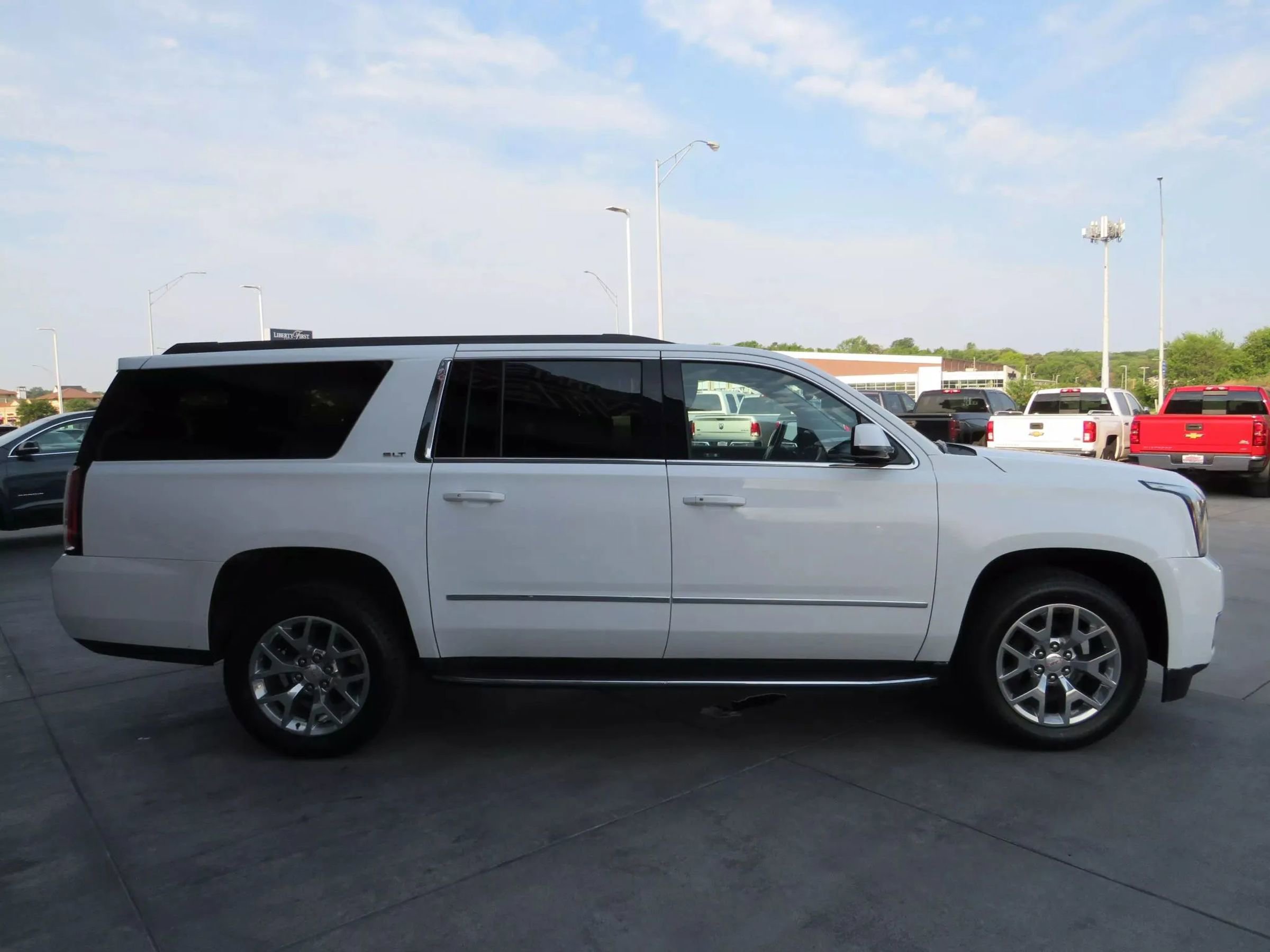 Used 2019 GMC Yukon XL SLT image 8