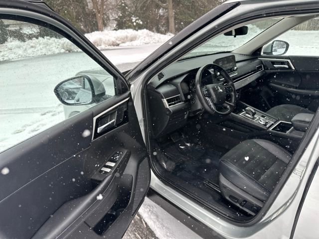 Used 2024 Mitsubishi Outlander AWD image 27