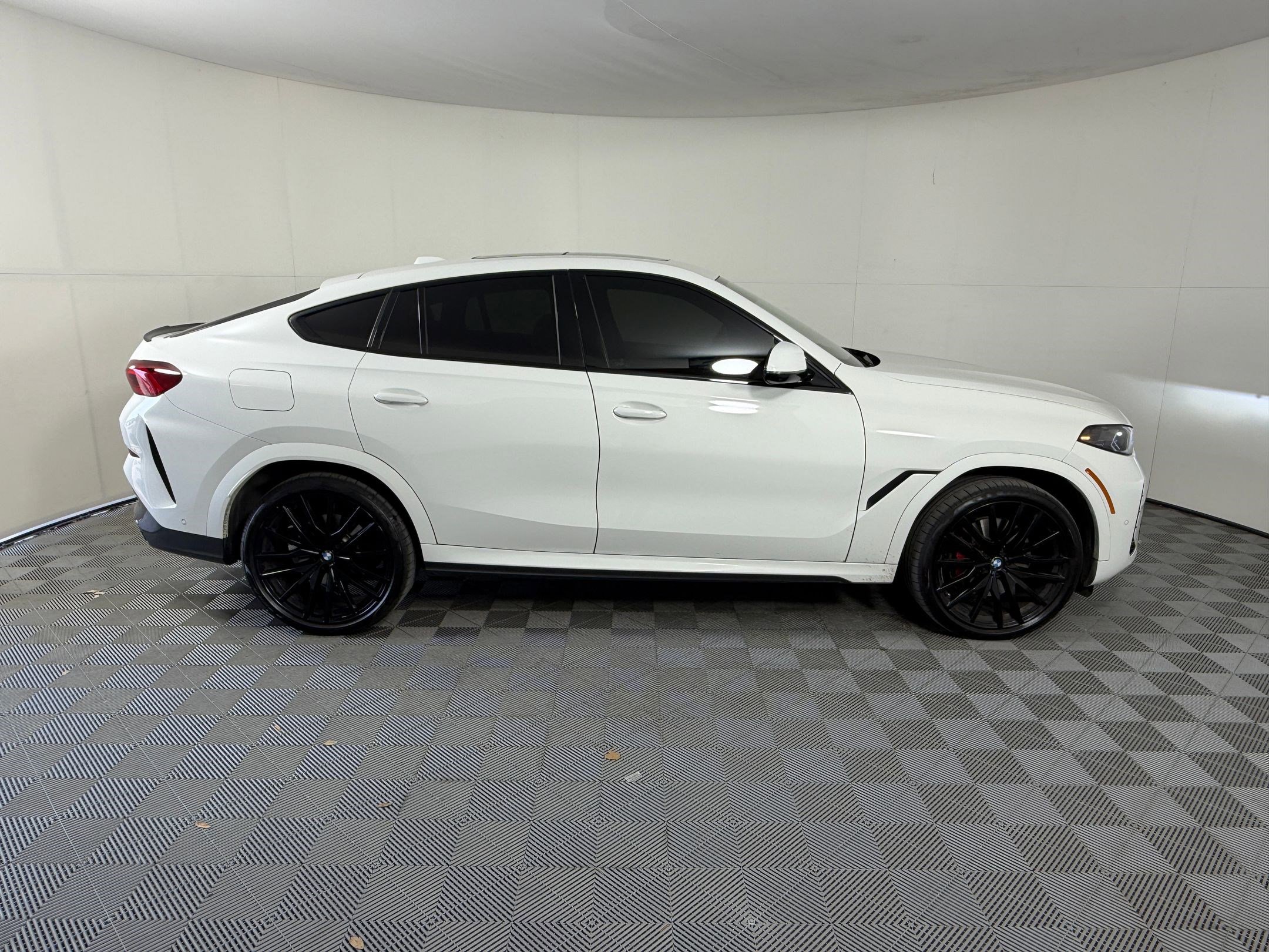 Certified 2025 BMW X6 xDrive40i w/ Premium Package AWD/4WD image 8