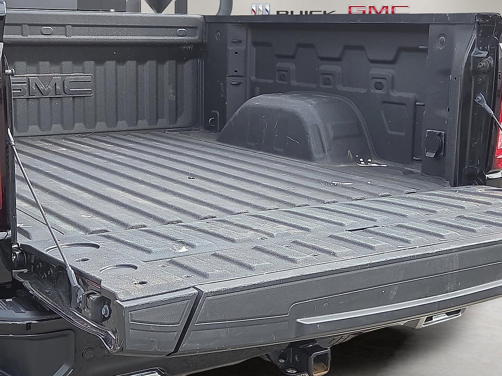 Used 2025 GMC Sierra 1500 AT4 w/ AT4 Premium Package AWD/4WD image 9