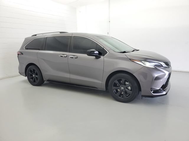 Used 2022 Toyota Sienna XSE w/ XSE Plus Package AWD/4WD image 4