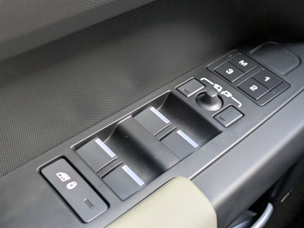 Used 2025 Land Rover Defender 110 S image 26