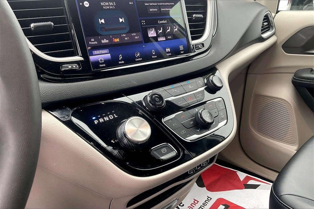 Used 2024 Chrysler Pacifica Touring-L image 24