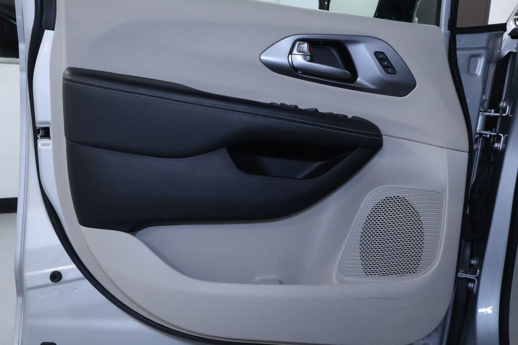 Used 2024 Chrysler Pacifica Touring-L image 11