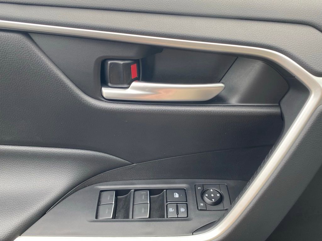 Used 2025 Toyota RAV4 SE image 22