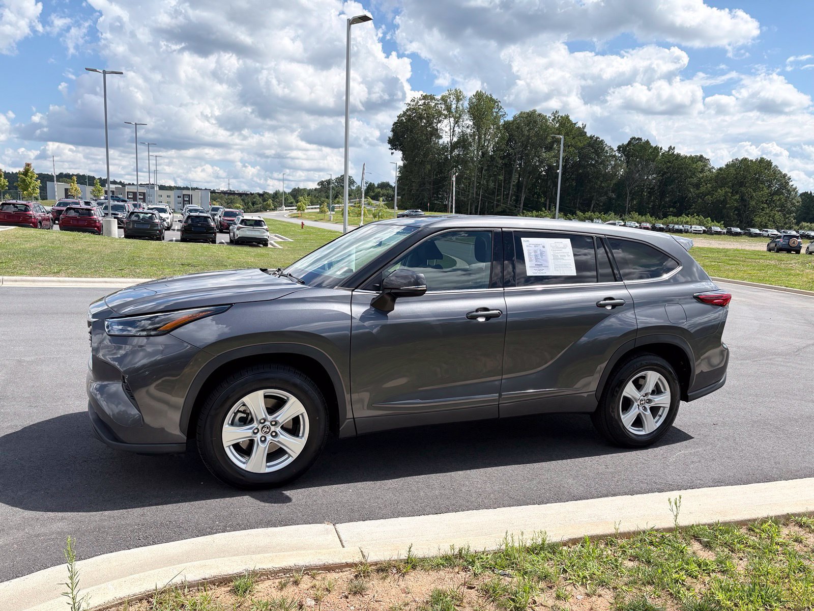Used 2022 Toyota Highlander LE FWD image 4