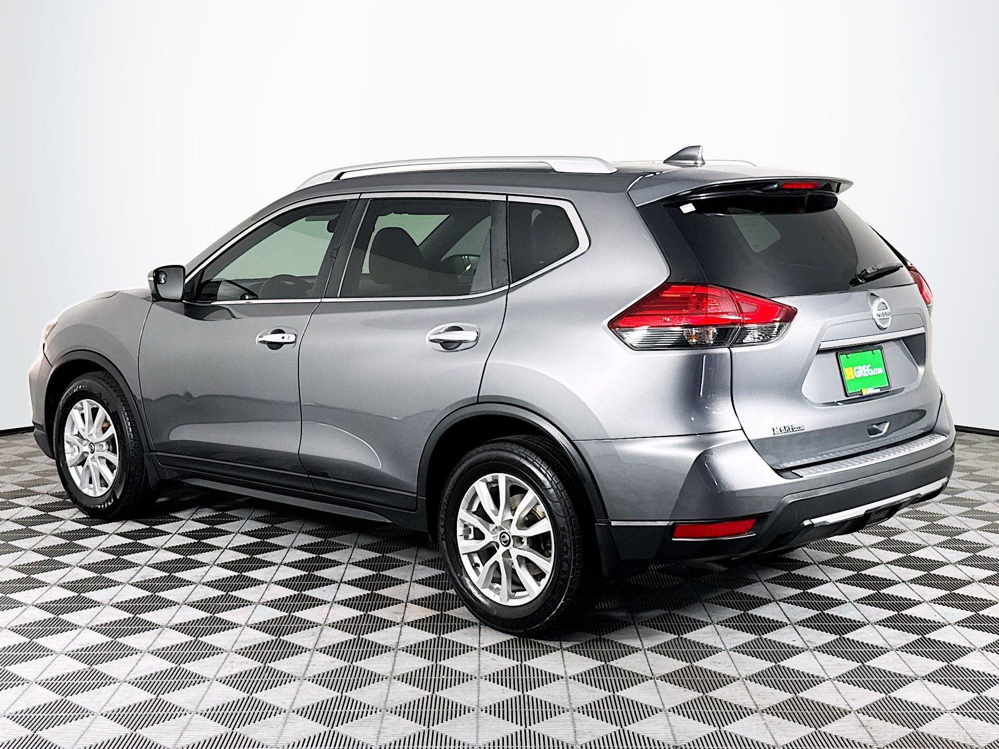 Used 2017 Nissan Rogue SV w/ SV Premium Package image 6