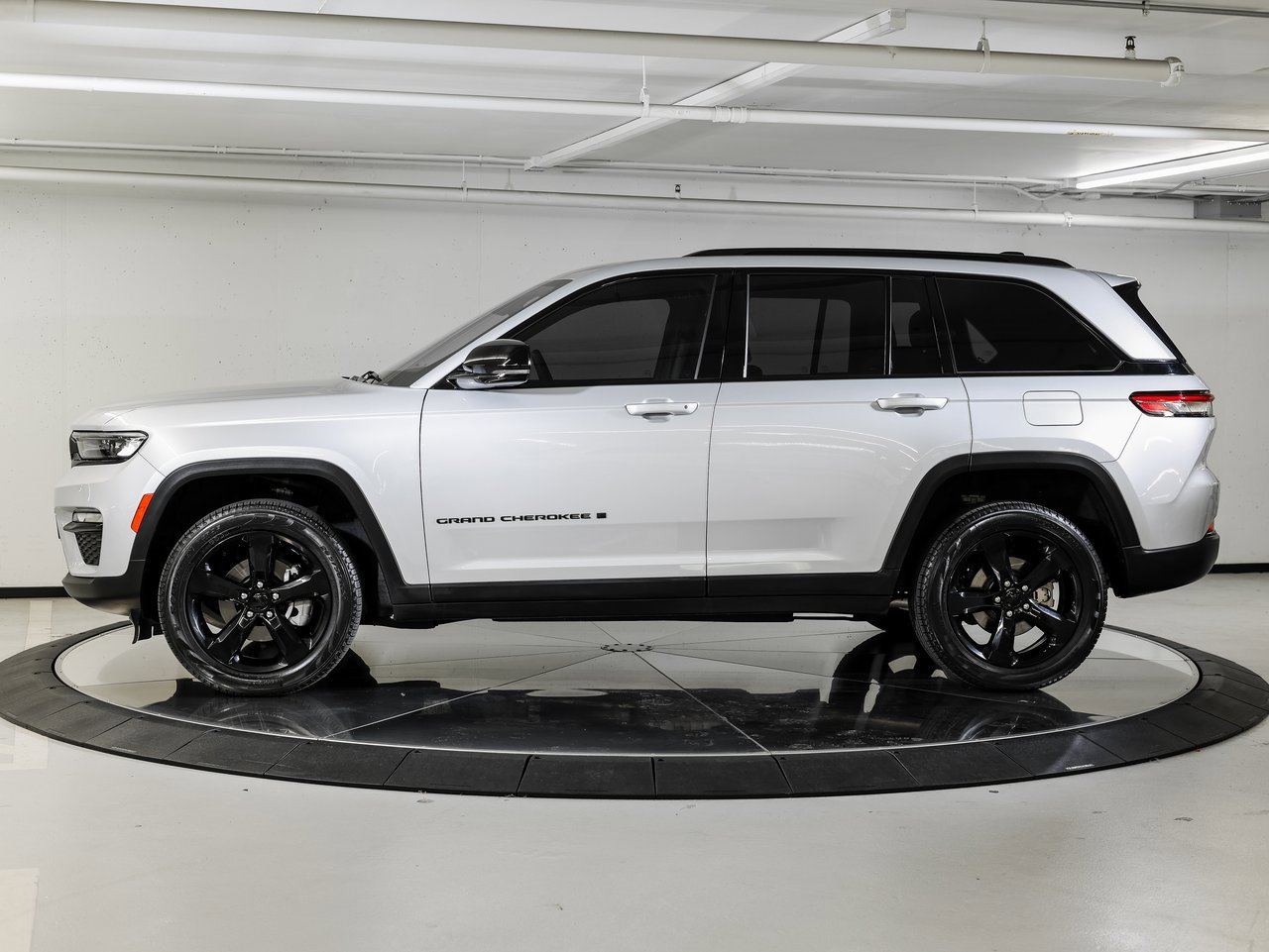 Used 2024 Jeep Grand Cherokee Limited w/ Black Appearance Package image 2