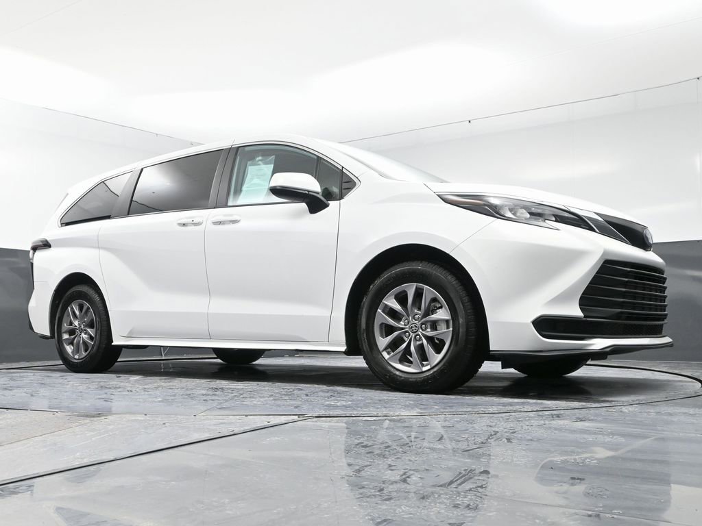 Used 2024 Toyota Sienna LE image 48
