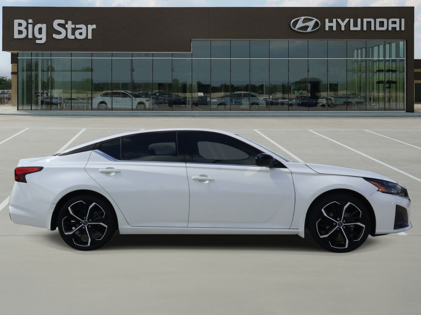 Used 2024 Nissan Altima 2.5 SR w/ SR Premium Package FWD image 5
