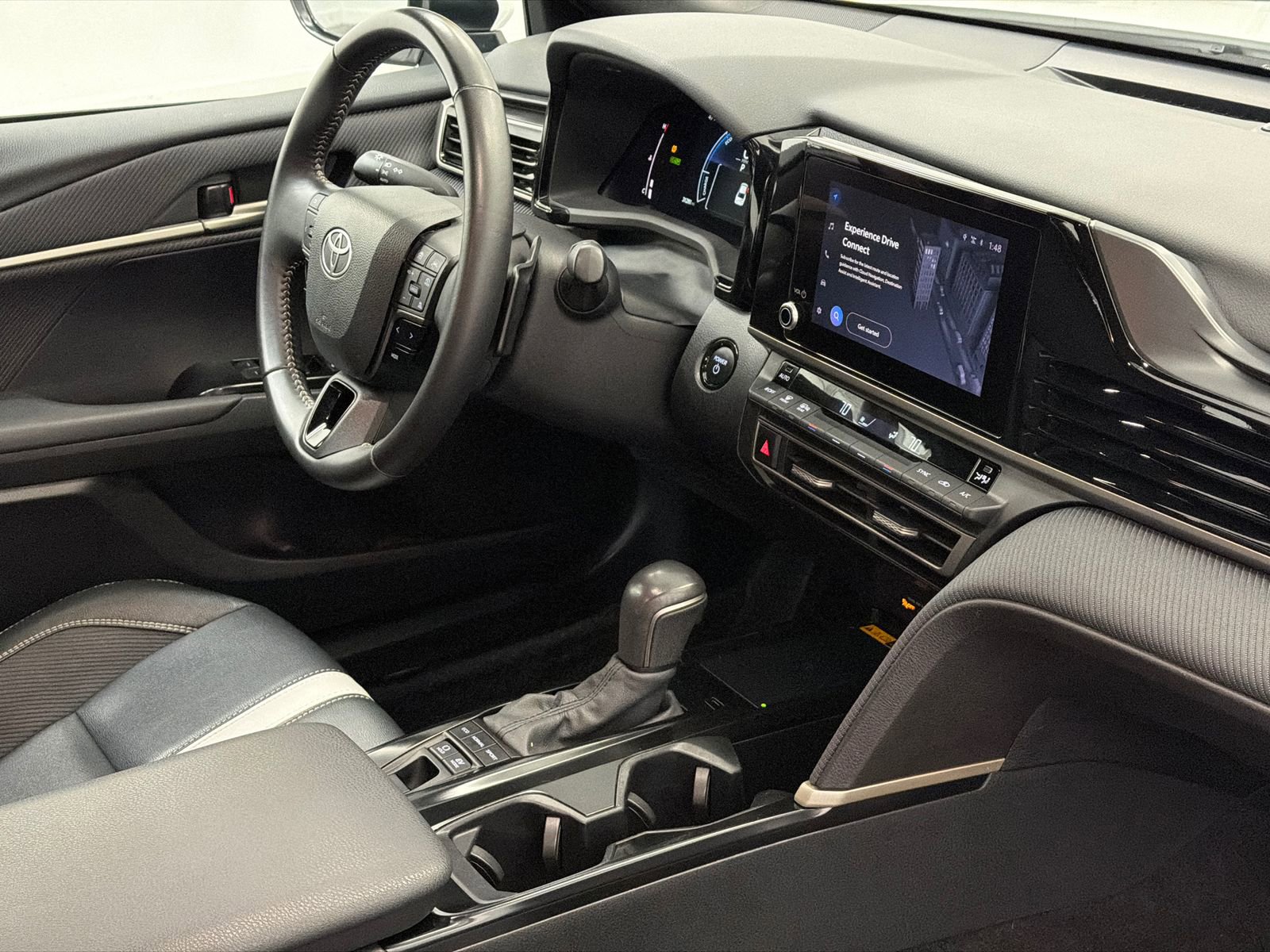 Used 2025 Toyota Camry SE image 9