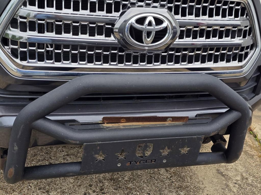 Used 2017 Toyota Tacoma TRD Sport w/ Tow Package (A/T) image 3