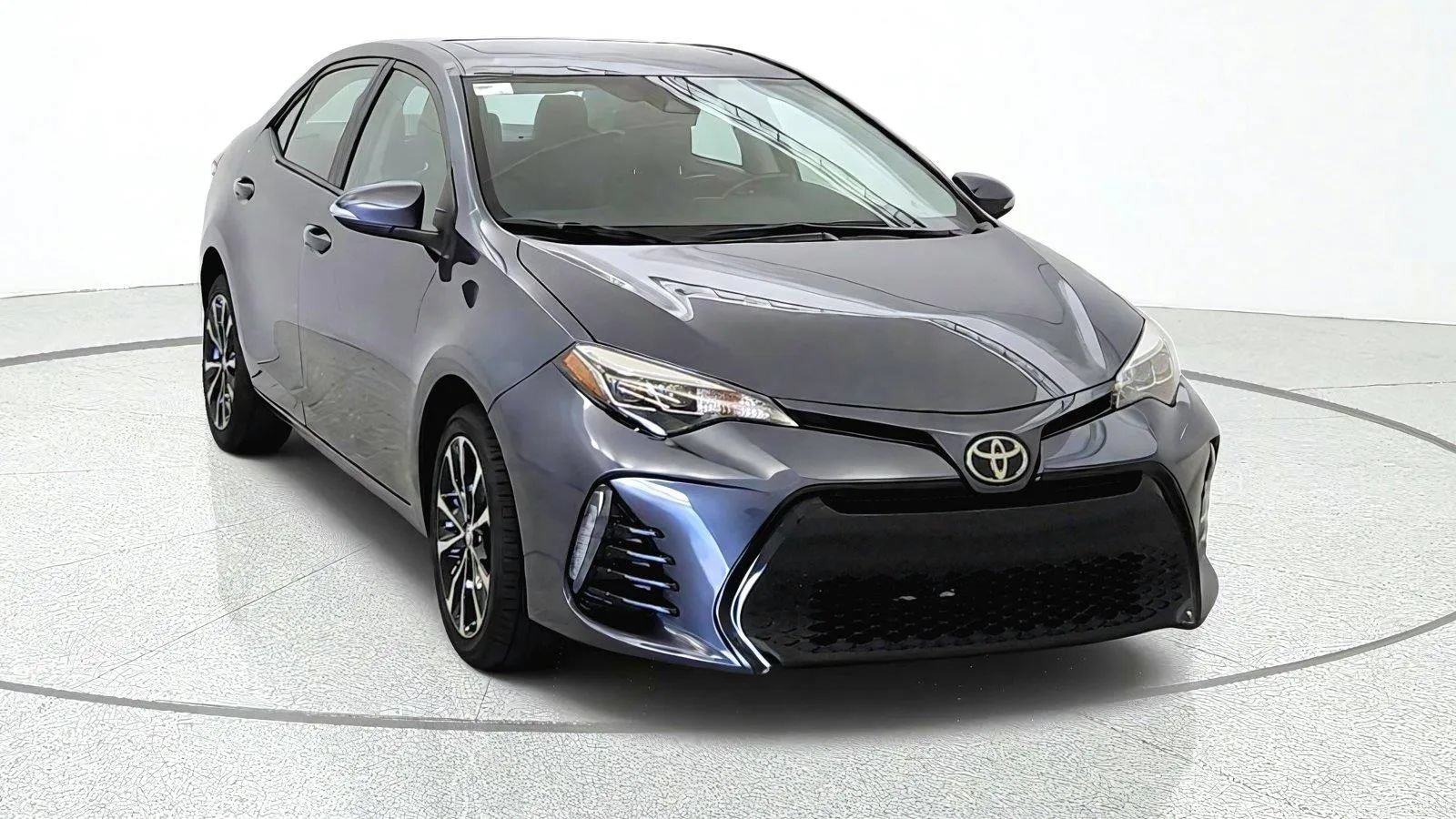 Used 2018 Toyota Corolla SE w/ SE Premium Package FWD image 2