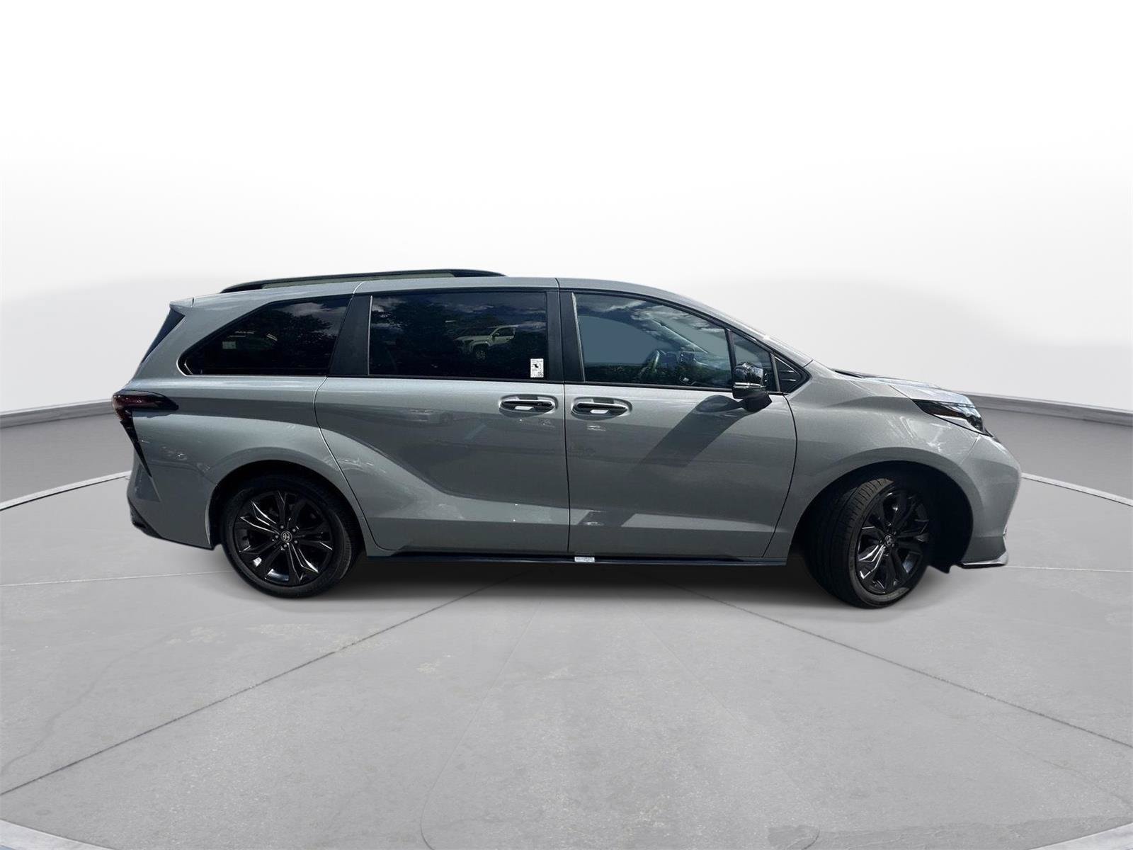 Used 2025 Toyota Sienna XSE FWD image 5