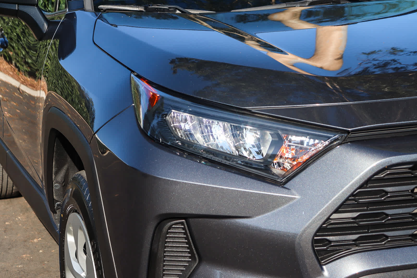 Used 2021 Toyota RAV4 LE AWD/4WD image 4