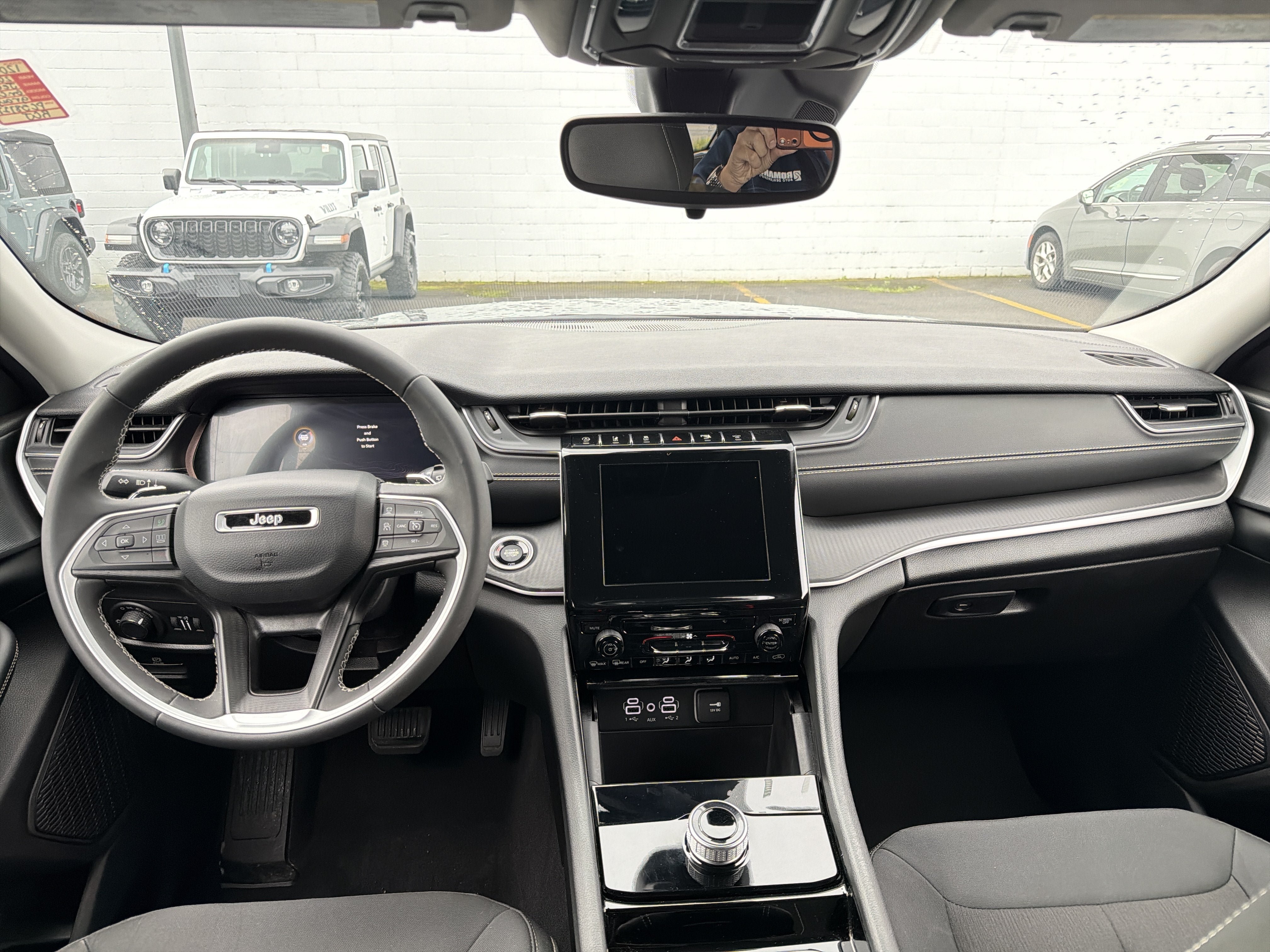 Used 2023 Jeep Grand Cherokee Laredo AWD/4WD image 12
