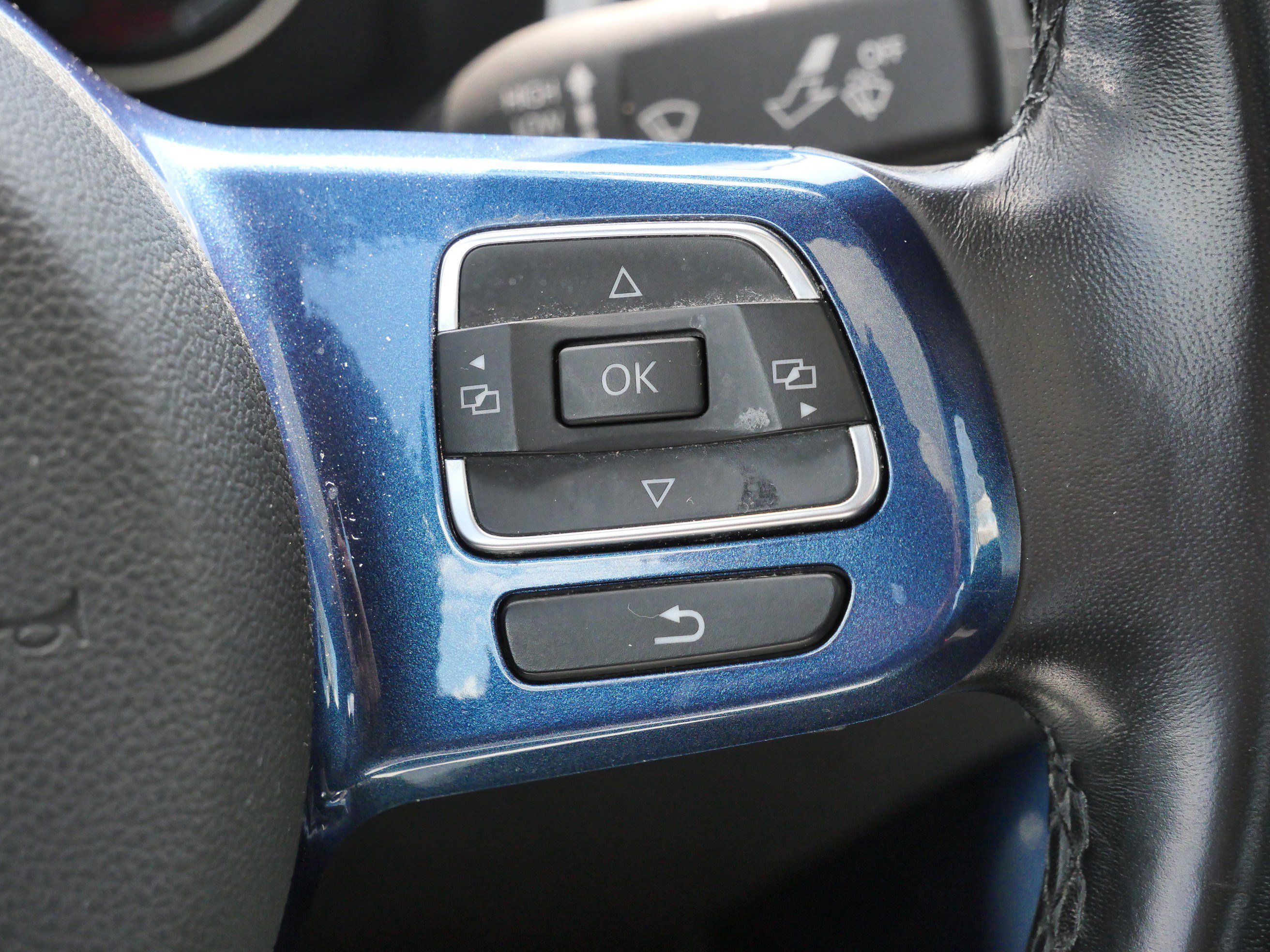 Used 2019 Volkswagen Beetle 2.0T SE FWD image 30