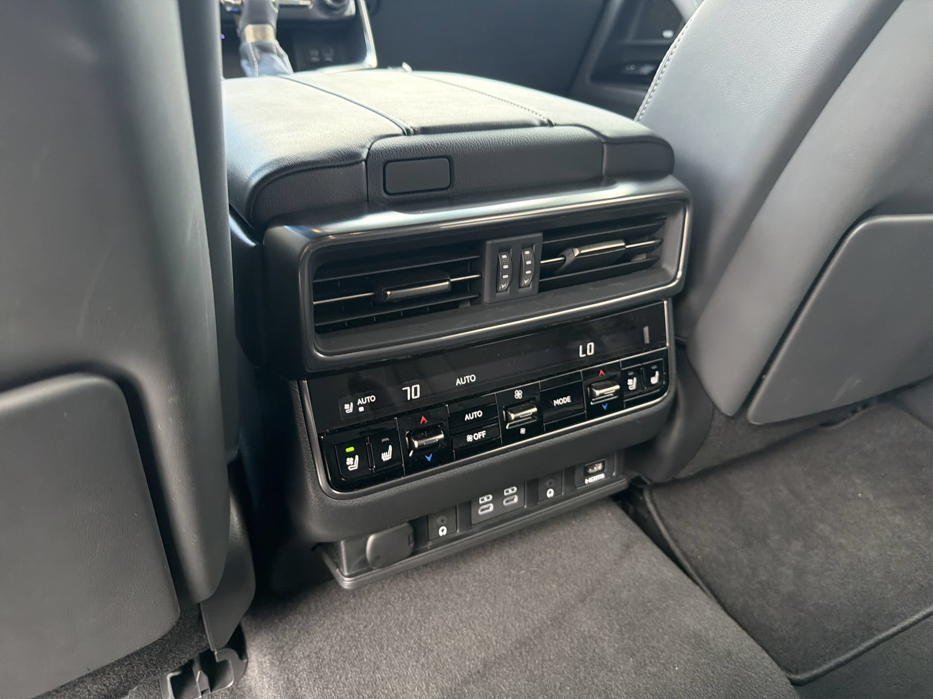 Used 2024 Lexus LX 600 4WD w/ Appearance Package image 19