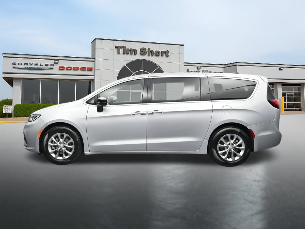 Used 2026 Chrysler Pacifica Limited FWD image 2